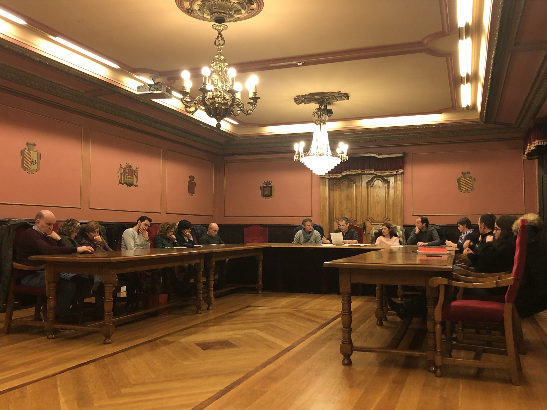 Zerbitzua indartzea eta lanpostu berriak sortzea eskatu dute suhiltzaileek udalbatzarrean