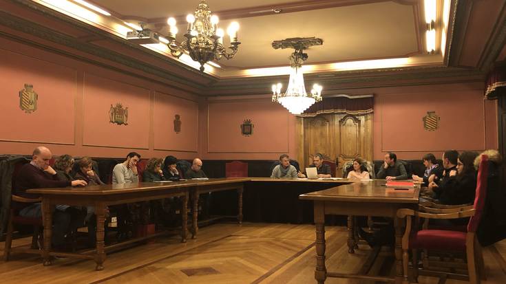Zerbitzua indartzea eta lanpostu berriak sortzea eskatu dute suhiltzaileek udalbatzarrean