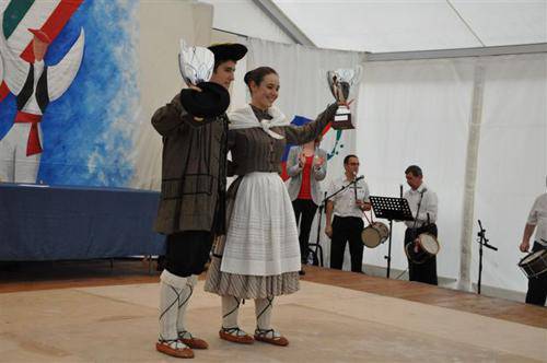 Azpeitiko dantzariek jantzi dituzte Gipuzkoako eta Euskadiko txapelak