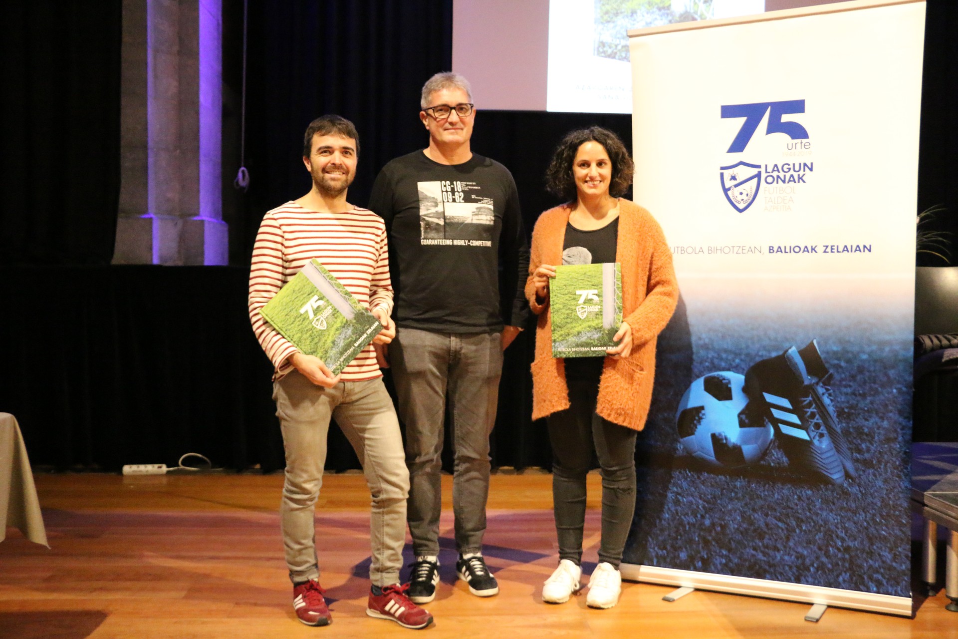 Aurkeztu dute Lagun Onak futbol klubaren 75. urteurreneko liburua