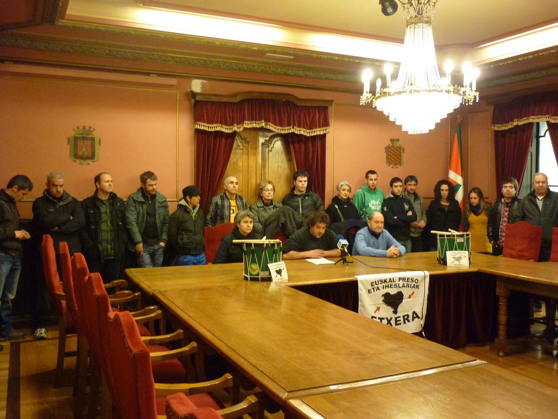 Sei herritar deklaratzen izan dira danborradan presoen argazkiak eramateagatik