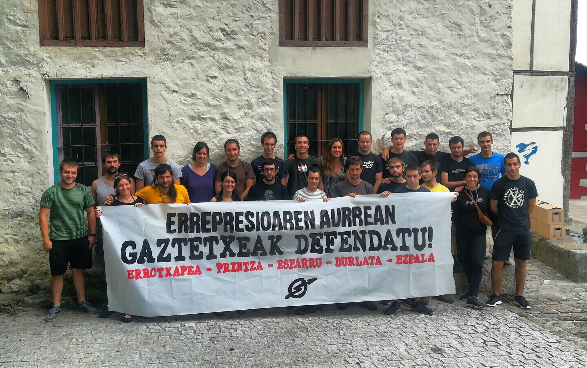 Azpeititik babesa Errotxapeako, Burlatako, Tolosako, Zizurko eta Larraungo gaztetxeei
