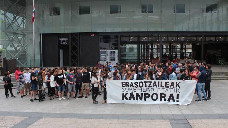 Eraso sexistak eta erasotzaileenganako babes soziala salatu dituzte ehun lagun baino gehiagok
