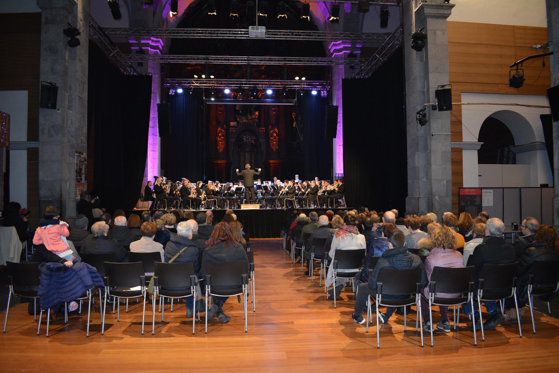 Jende ugari bildu da Musika Bandaren Errege eguneko kontzertuan