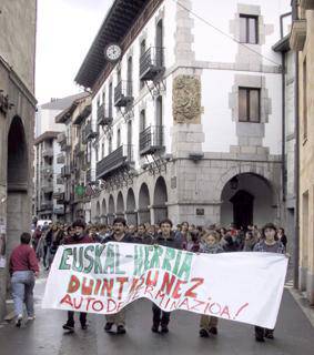 Euskal Herriarentzako duintasuna aldarrikatuz manifestazioa egin da