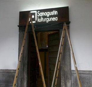 Sanagustinek badu ikurra sarreran