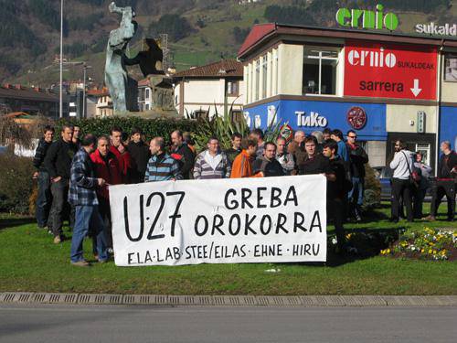 Herritarrek urtarrilaren 27ko greban parte hartu dezaten sustatzeko elkarretaratzea egin dute