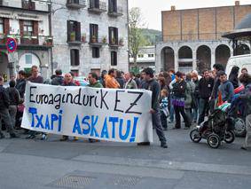 Xabier Etxeberria epailearen aurretik pasatu eta kartzeleratu egin dute