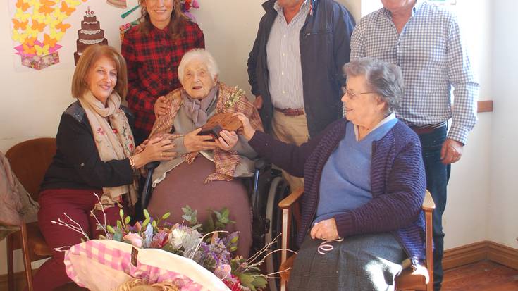 100 urte bete ditu Ana Vela Olazko mojak
