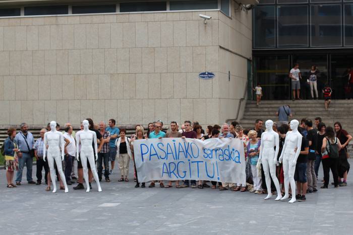 Pasaiako segadaren auzia artxibatzearen aurka kontzentrazioa egin dute Donostian