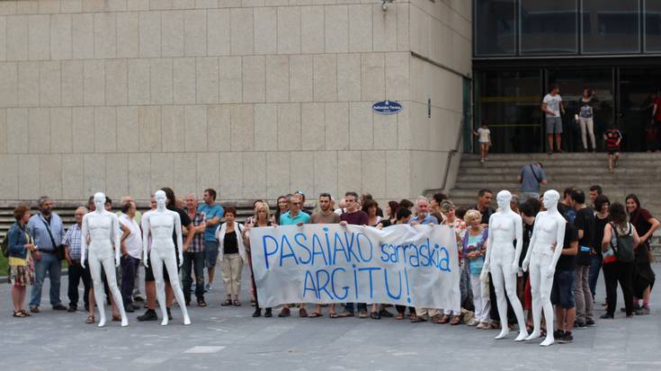 Pasaiako segadaren auzia artxibatzearen aurka kontzentrazioa egin dute Donostian