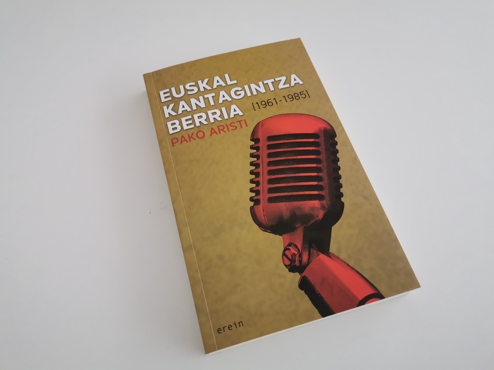 Pako Aristiren 'Euskal kantagintza berria' liburua berrargitaratu dute