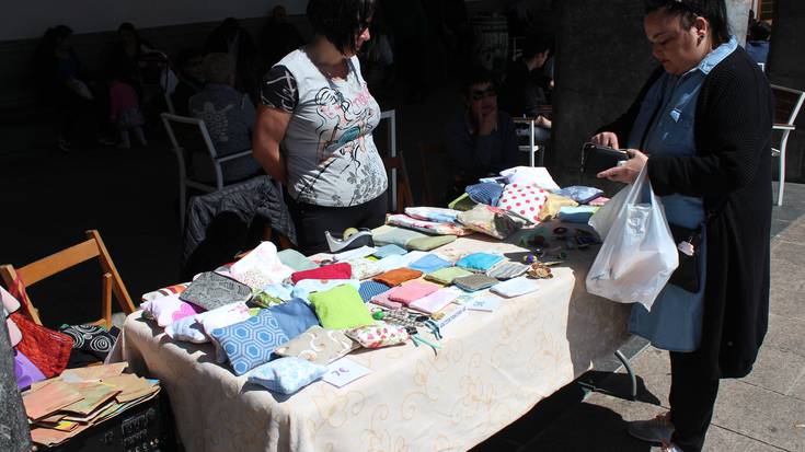 Beraiek egindako hainbat produktu saldu dituzte Goienetxe fundazioko kideek