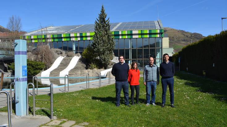 Energia aurrezteko, isolamendurako sistema eta eguzki plakak ezarri dituzte igerilekuan