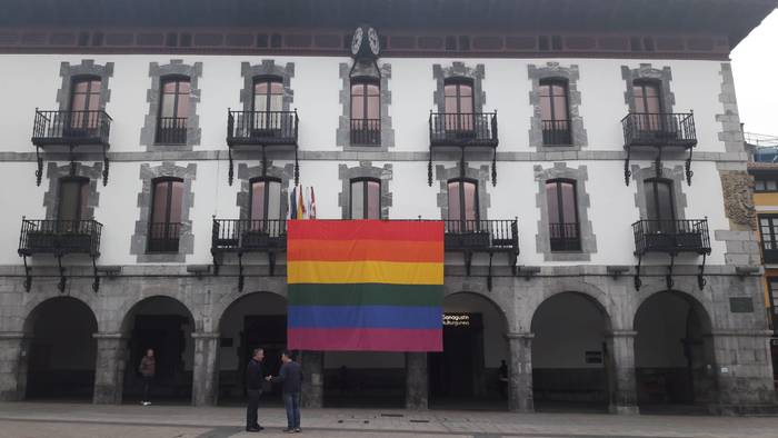 Ostadar koloreko bandera jarri dute udaletxeko balkoian, LGTBIfobiaren aurka
