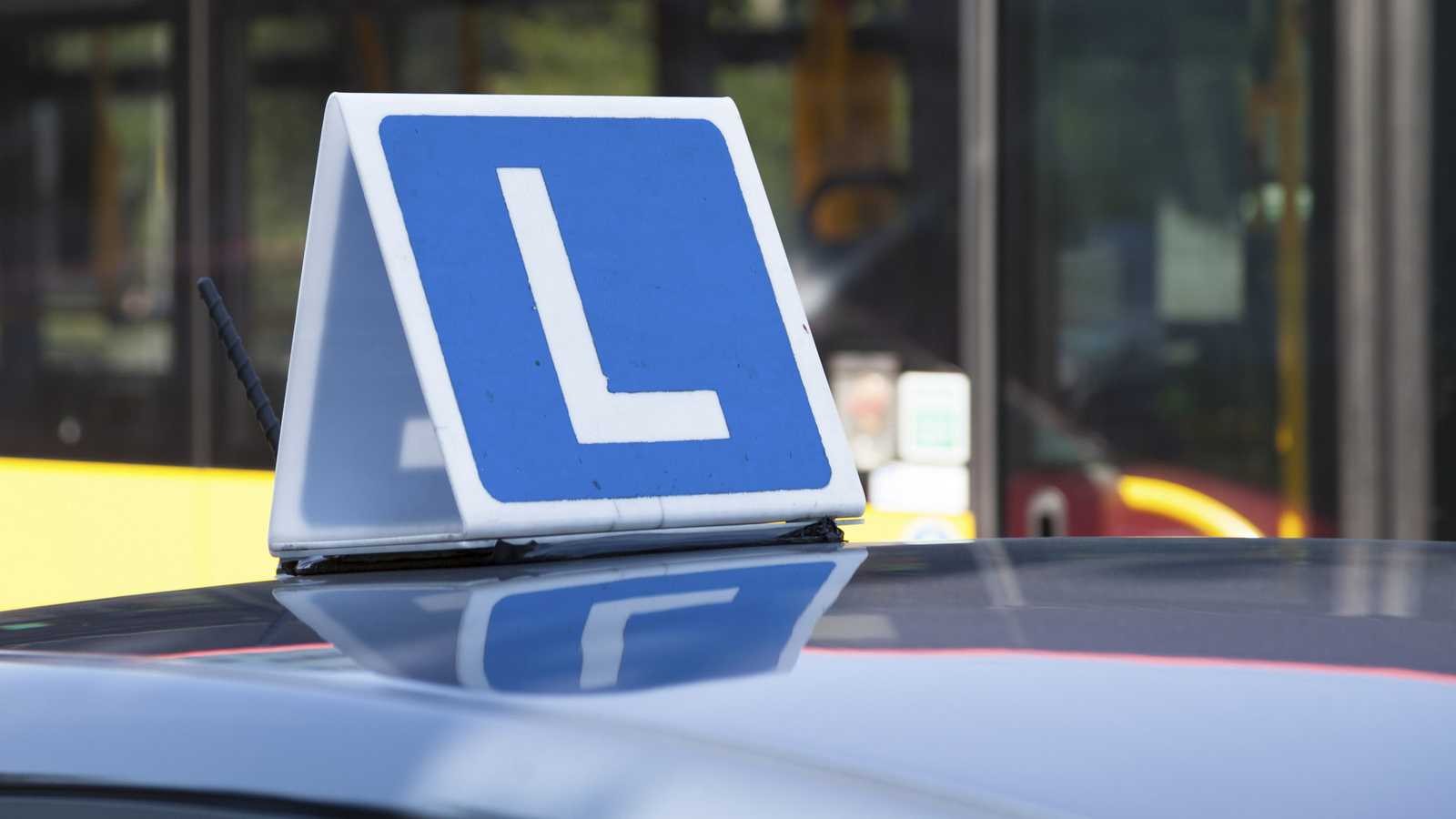 Maiatzaren 25etik aurrera irekiko dituzte autoeskolak, eta gidabaimena ateratzeko azterketak berrartuko dituzte