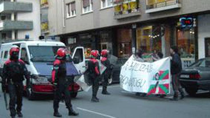 Errazkinen heriotza salatzeko egindako manifestazioan istiluak izan ziren