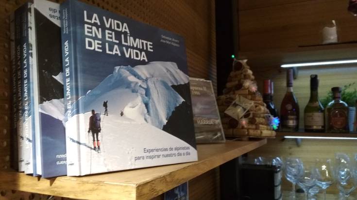 Salgai dago Jose Mari Azpiazuren eta Sebastian Alvaroren 'La vida al limite de la vida' liburua, Sanagustinen