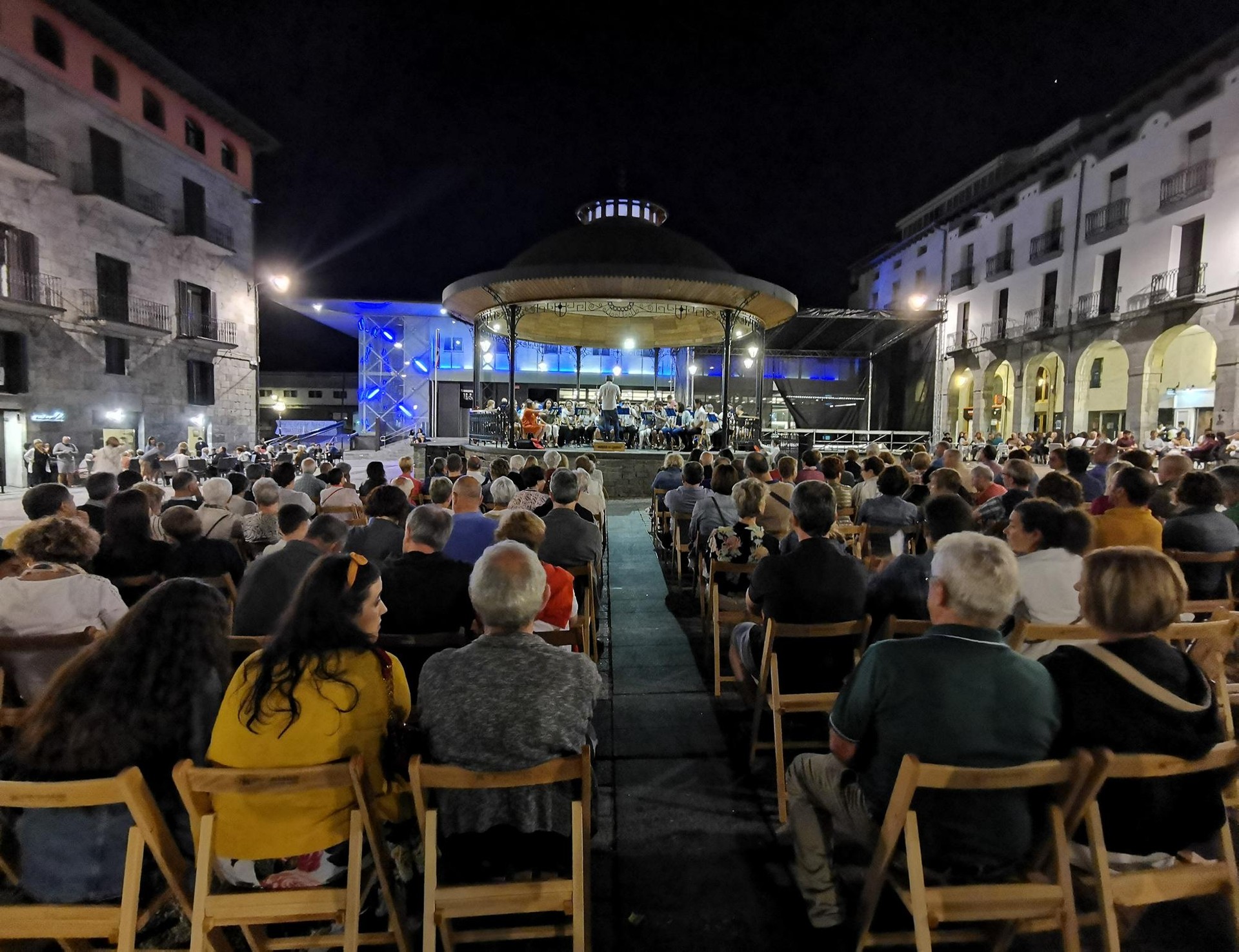Desenkajonamentua eta Musika Bandaren pasodoble doinuen kontzertua izango dira gaur