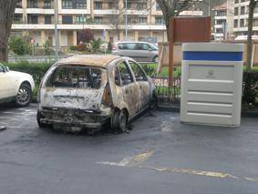 Auto bat kiskali da bart Azpeitian, lau zaborrontzi erre ondoren