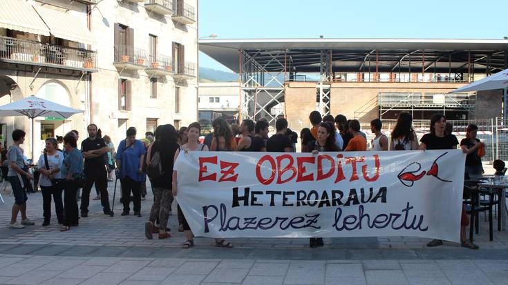 Harrotasunaren aldarria, plazara