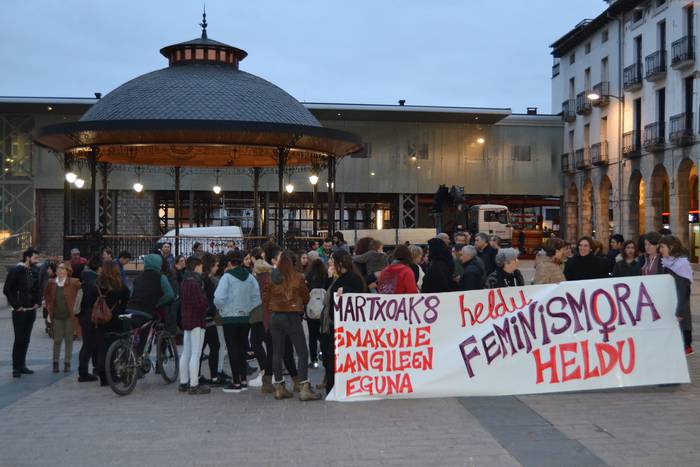 Dozenaka azpeitiar plazan, Martxoaren 8ko elkarretaratzean