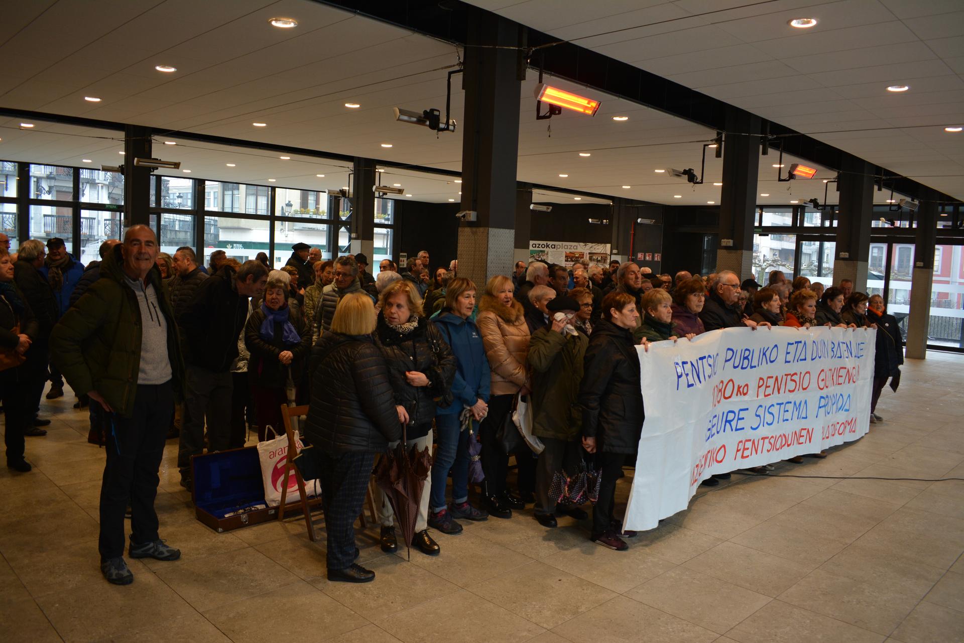 Azpeitiko pentsiodunak itzuli dira plazara