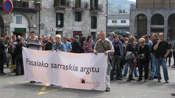 Pasaiako gertaera argitzeko eskatuz elkarretaratzea egin dute