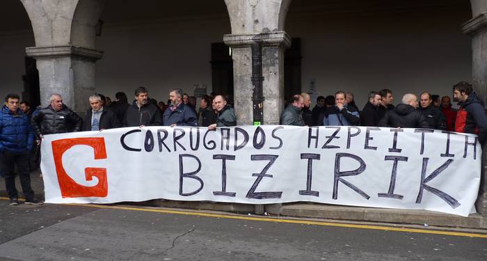 Corrugados Azpeitiako langileek elkarretaratzea egin dute plazan
