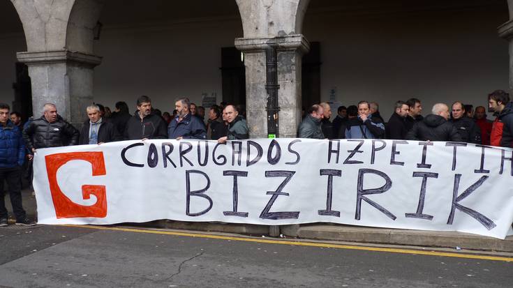 Corrugados Azpeitiako langileek elkarretaratzea egin dute plazan