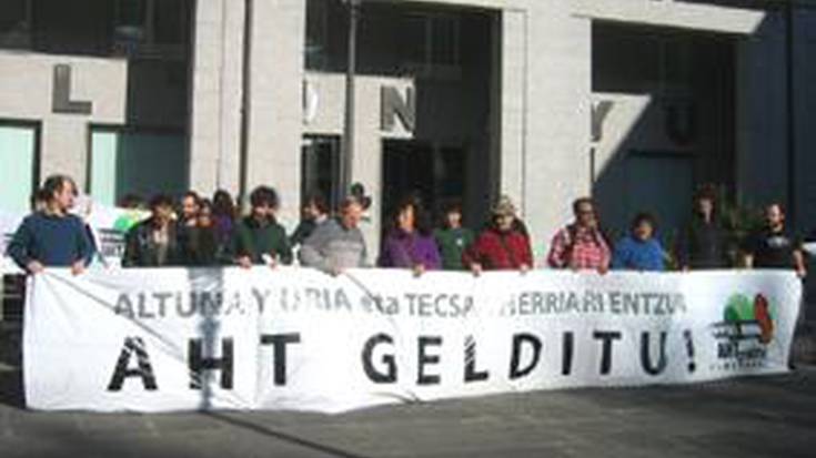 AHTren aurka Altuna y Uria aurrean