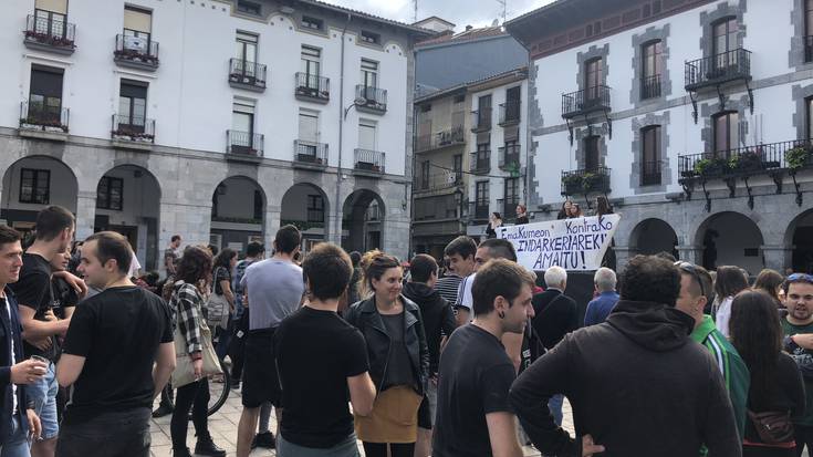 Urruñako hilketa matxista salatu dute hainbat lagunek