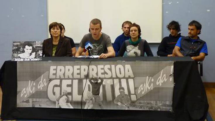 Espainiako Auzitegi Nazionalean epaituak izateko zain dauden herritarren egoera salatu dute