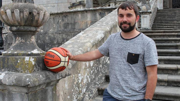Iker Bueno urteko entrenatzailerik onena izendatu dute, Espainiako Zilarrezko LEB mailan