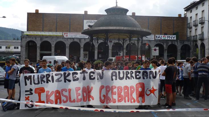 Ehunka ikaslek egin du bat grebarekin