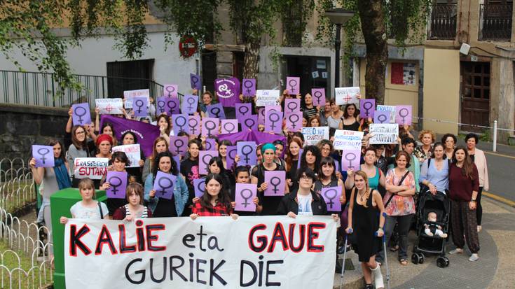 Kaleak eta gauak emakumeenak direla aldarrikatu dute eskualdeko eragile feministek
