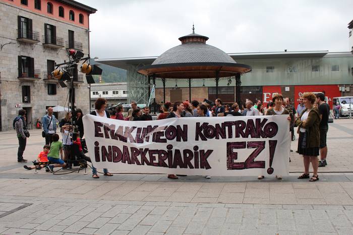 Angeluko eta Gasteizko emakumeen hilketak salatu dituzte plazan