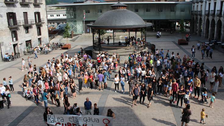 'La Manada'-ri ezarritako behin behineko epaiaren aurkako oihua, plazara