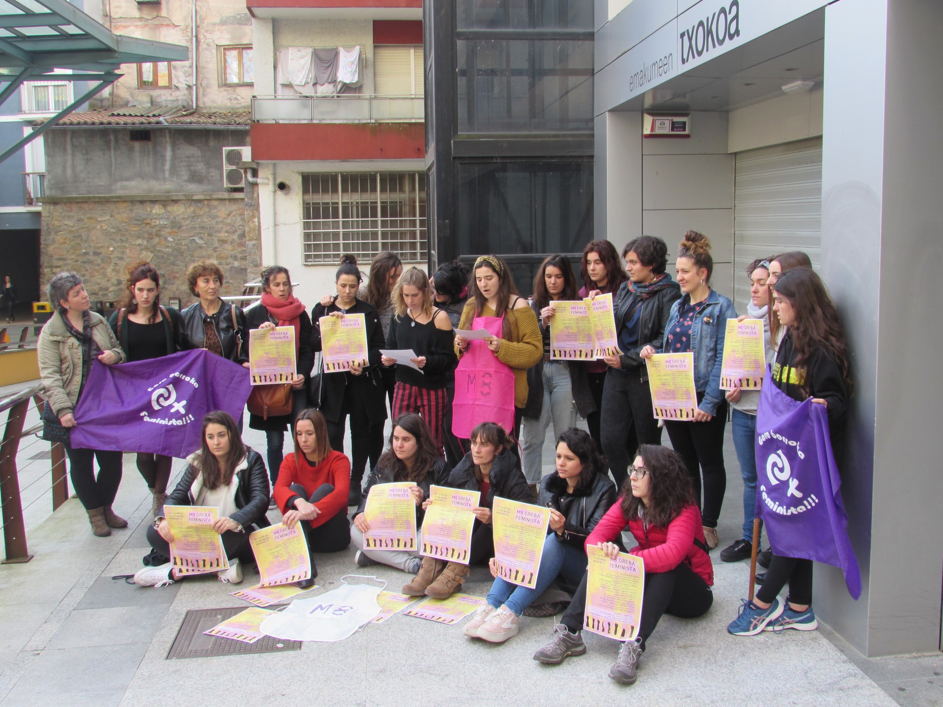 Martxoaren 8an grebara deitu ditu herriko emakumeak Basanderiek talde feministak