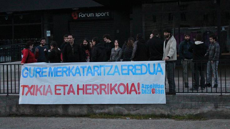 Merkataritza "txikia eta herrikoia" aldarrikatu dute Forumen aurrean