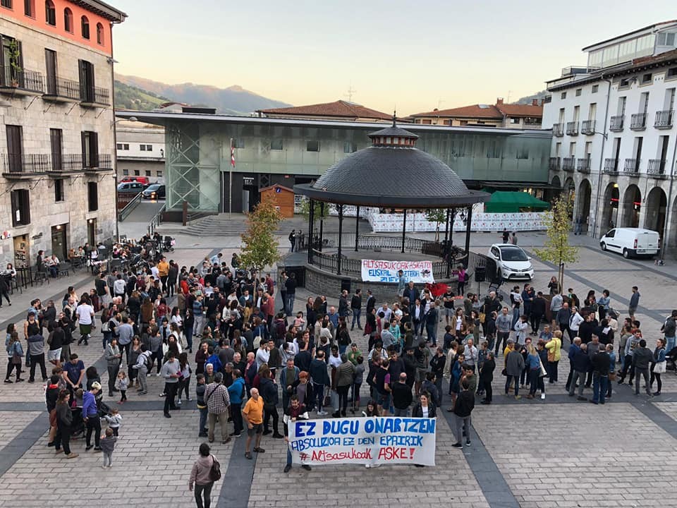 Jendetza elkartu da plazan Altsasuko gazteei ezarritako epaia salatzeko