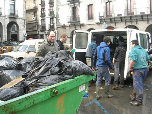Ibaia garbitu zuten hainbat herritarrek, zapatuan