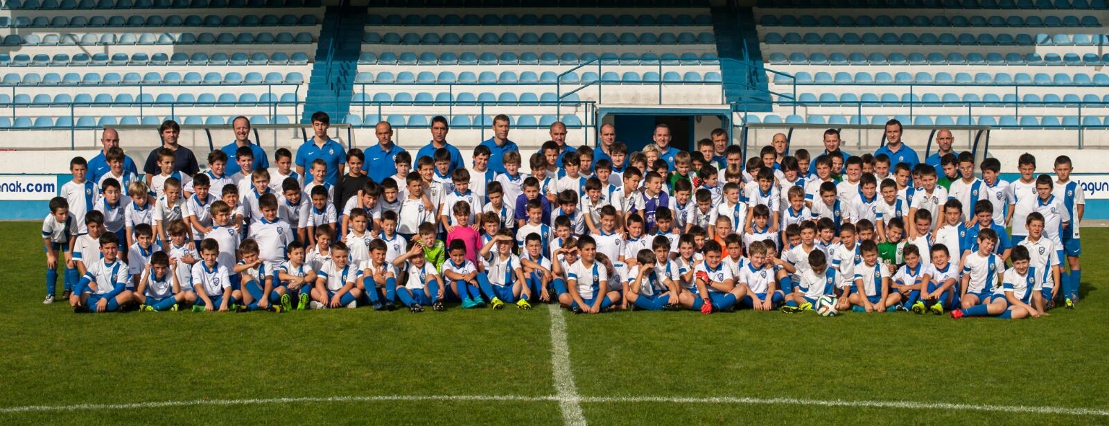 Futbol Eskolako mutilak entrenatzaileekin