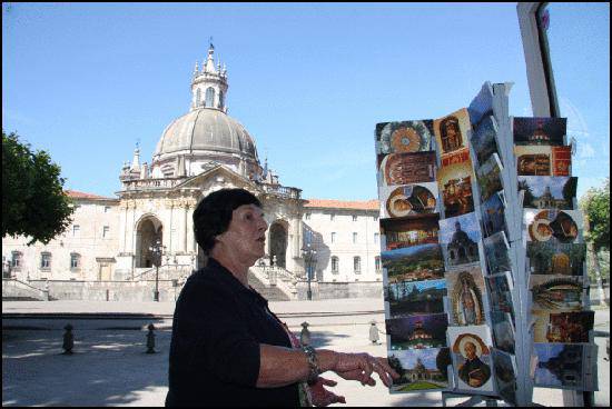 Ia mende bateko negozioa basilika aurrean