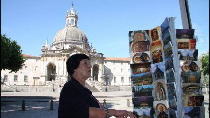 Ia mende bateko negozioa basilika aurrean