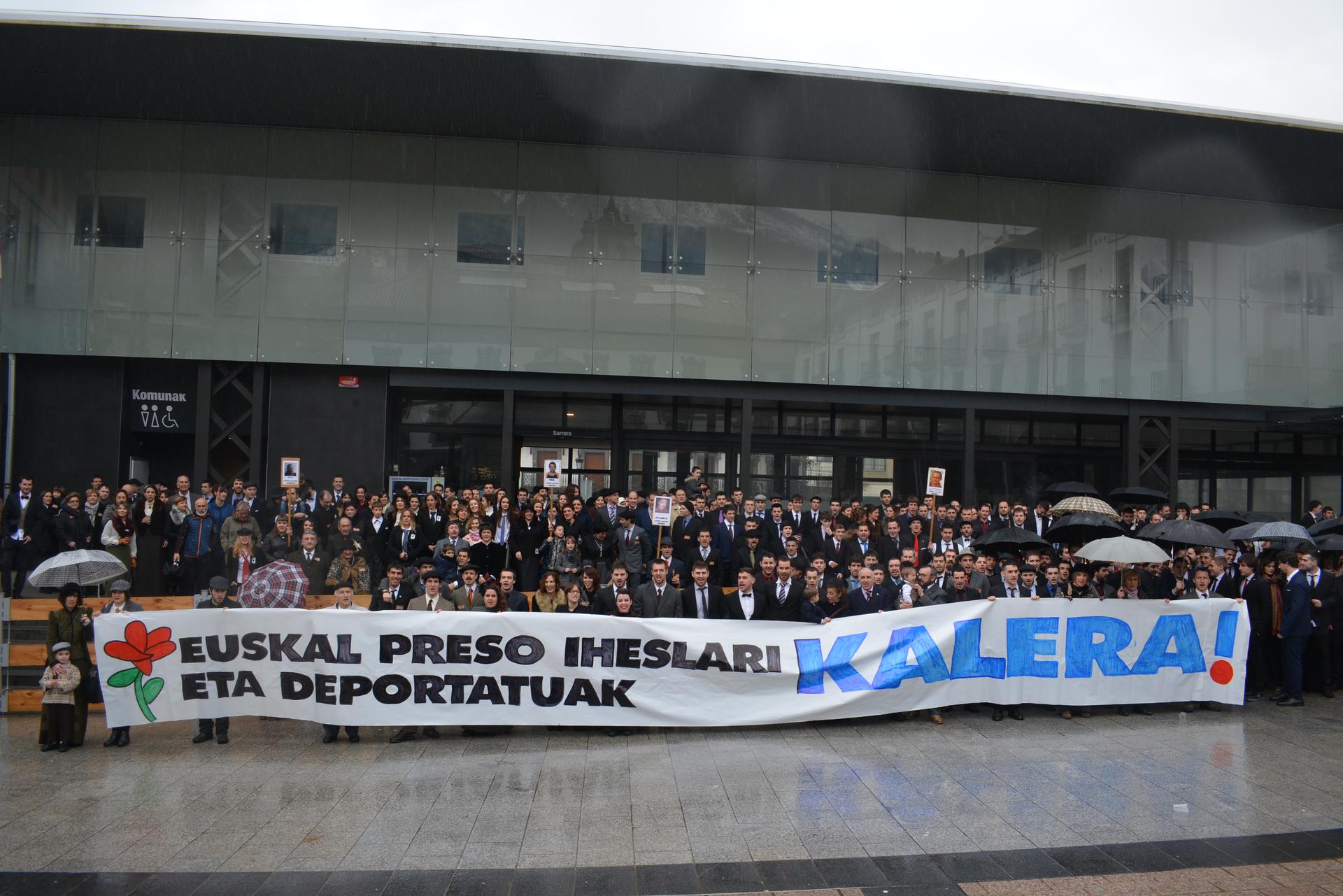 Presoen, iheslarien eta deportatuen eskubideen aldeko argazkia aterako dute bihar