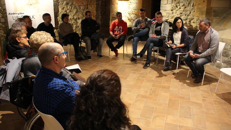 Hezkuntzari lotutako 'Aprende y disfruta' liburua aurkeztu du Gorka Fernandezek, Basazabalen