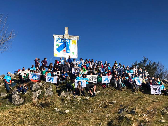 Pagoetako tontorrera eraman dituzte euskal preso politikoen aldeko aldarrikapenak