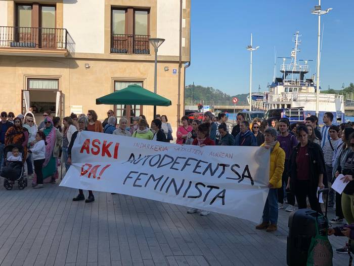 Elkarretaratze bidez Donibane Lohizuneko hilketa salatu du mugimendu feministak