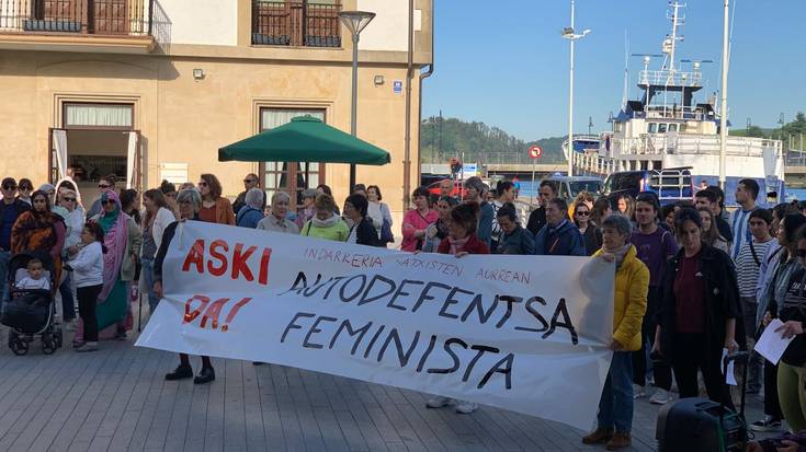 Elkarretaratze bidez Donibane Lohizuneko hilketa salatu du mugimendu feministak